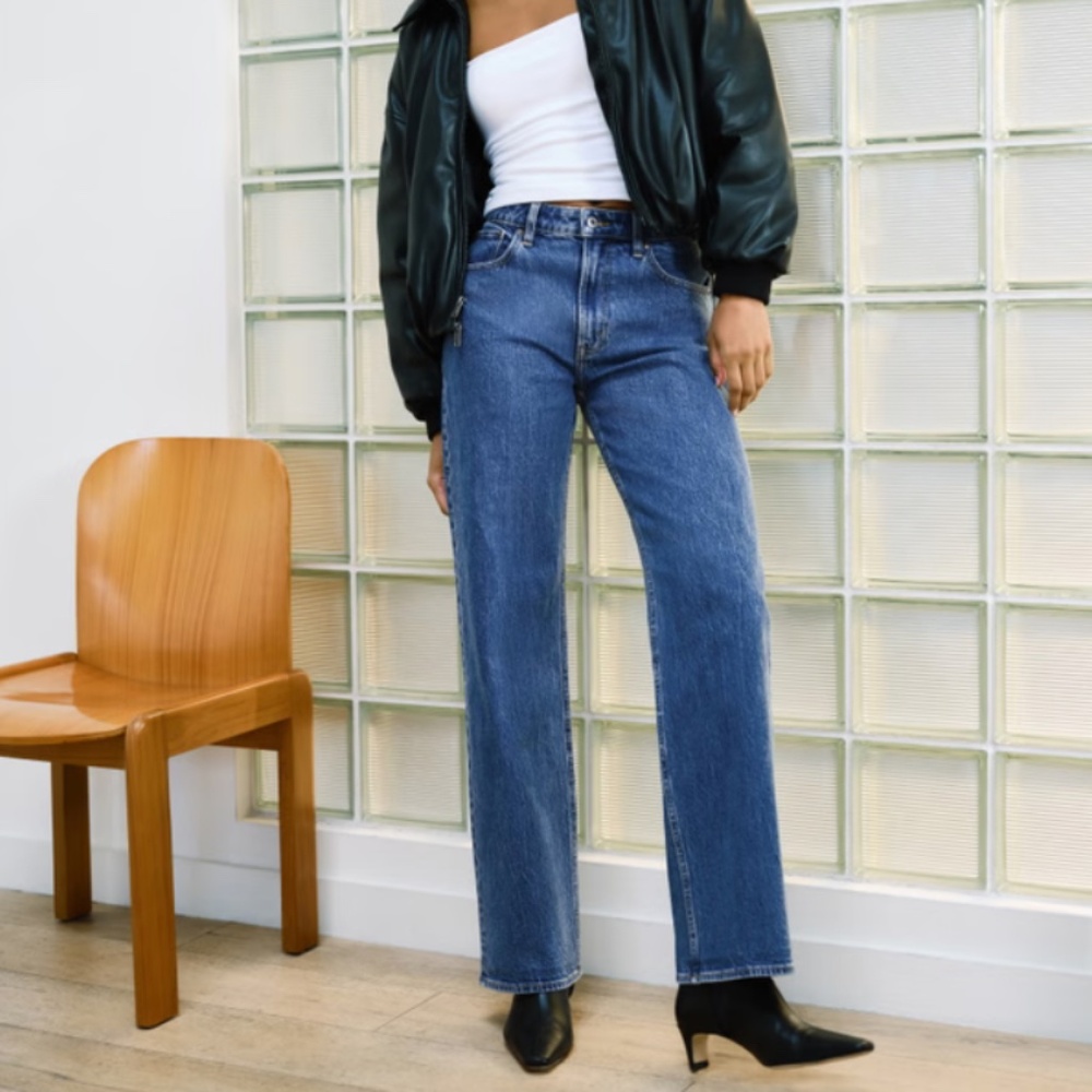 Abercrombie Curve Love High Rise 90s Relaxed Jean - NWOT